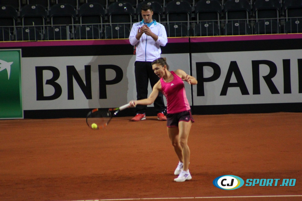 Fed Cup. Simona Halep a intrat în sală. Imagini de la primul antrenament al liderului României