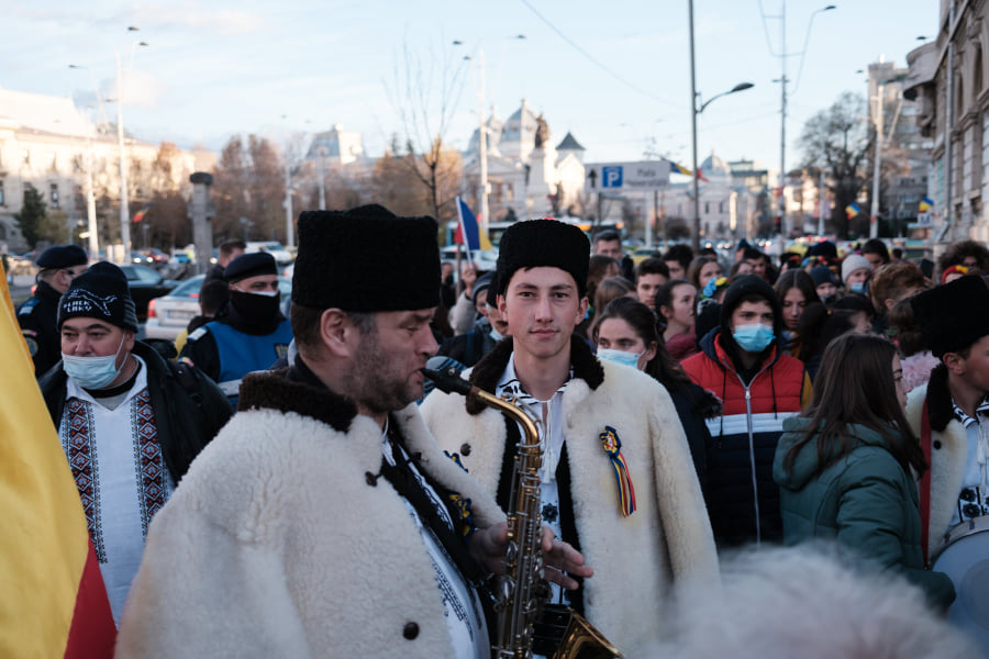 Protest anti-restricții, de Ziua Națională, în București. Sunt câteva sute de persoane în Piața Universității
