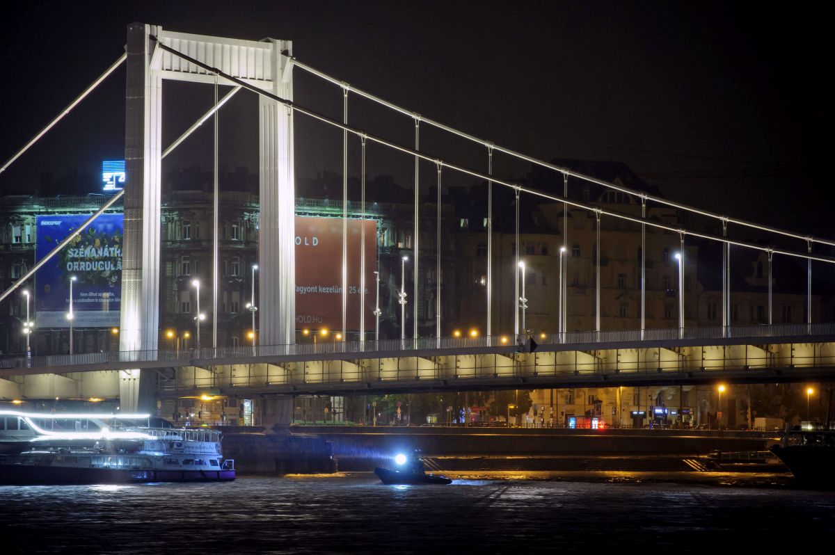 Șapte turiști au murit și alți 19 sunt dispăruți după ce un vapor turistic s-a scufundat în Dunăre la Budapesta