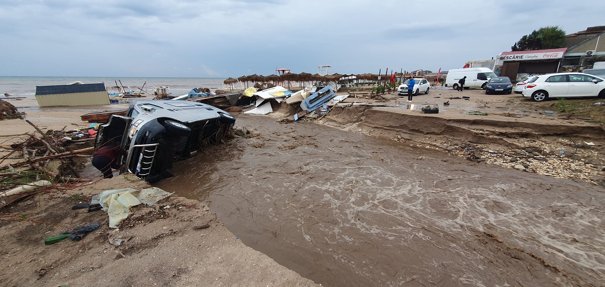 Urmările ploilor puternice de pe litoral. La Mangalia au căzut 200 l/mp. Maşini luate de apă, inundaţii în mai multe staţiuni: dezastru la Venus şi Vama Veche | FOTO