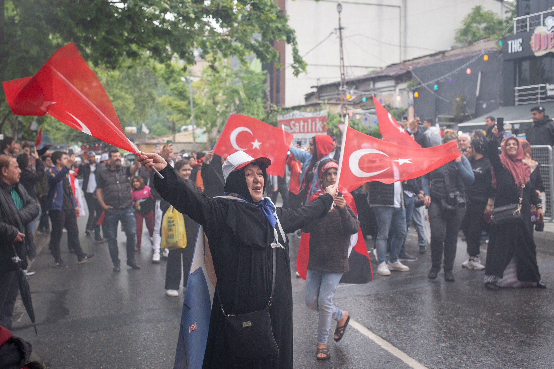 Susținătorii lui Erdogan au ieșit să sărbătorească în stradă înainte ca acesta să-și revendice victoria, siguri de avansul liderului turc
