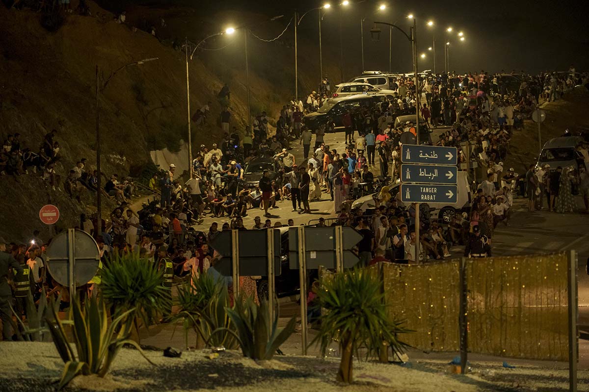 Spania trimite armata în Ceuta: zeci de mii de migranți au trecut înot din Maroc și cel puțin 19 s-au înecat