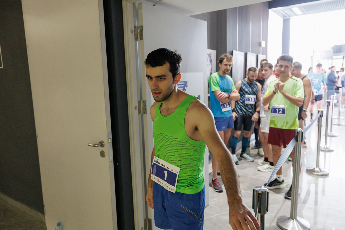 780 de oameni au urcat cele 620 de scări ale Sky Tower, cea mai înaltă clădire din București. Cel mai vârstnic participant a avut 77 de ani: „Merg la sală de cinci ori pe săptămână”