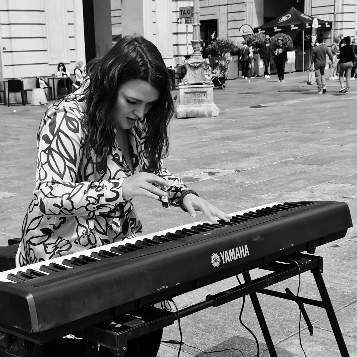 Denisa Curtașu, românca din Târgoviște care a câștigat o etapă a show-ului „De pe stradă pe scenă”, de la Rai 1, și-a întâlnit mama după 5 ani