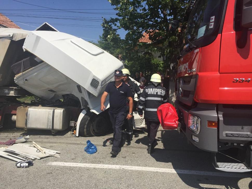 Doi șoferi, morți într-un accident în județul Gorj. Un camion plin cu nisip și o macara s-au ciocnit violent