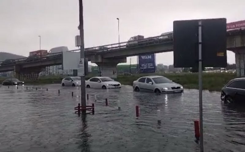 Parcarea unui mall din Cluj, inundată în urma ploii torențiale. Mai multe mașini și persoane au rămas blocate