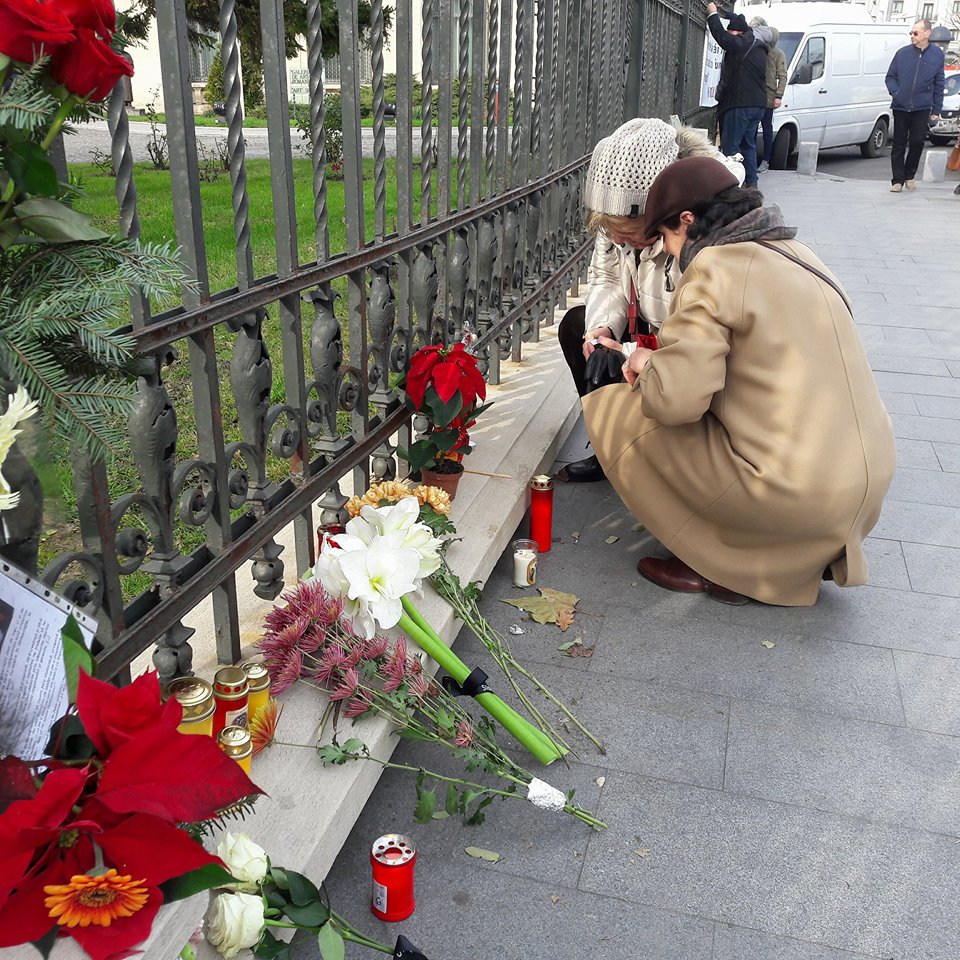 VIDEO& FOTO | Altar de flori și lumânări la Palatul Regal, în memoria Regelui Mihai