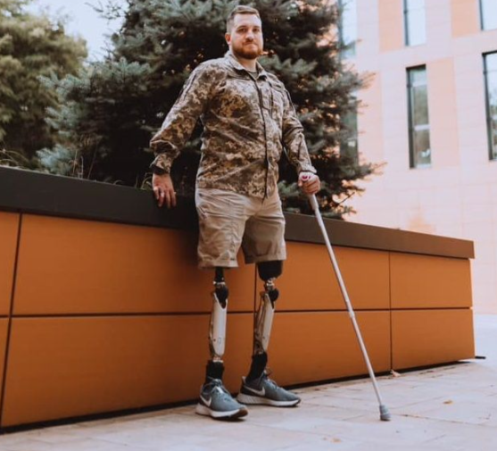 „Un haos”. Un veteran ucrainean care se afla la protezare în străinătate, după ce și-a pierdut picioarele în luptele din Donbas, a primit citație de înrolare
