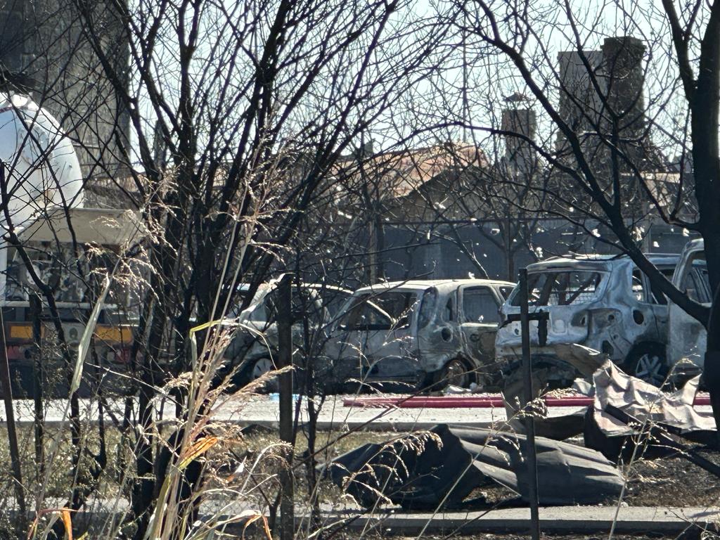 FOTOREPORTAJ Pompierii încă intervin în zona exploziei, oamenii spun că n-au primit ajutor: „Stăteam lângă o bombă și nu știam!”