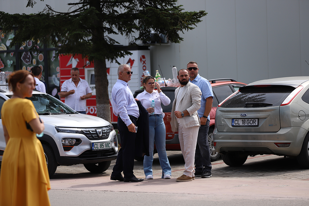 REPORTAJ Alegeri 2024 | Poliție, jandarmi și o bunică speriată de propria nepoată la Belciugatele: „M-a făcut în tot felul că am urcat în mașina primarului!”