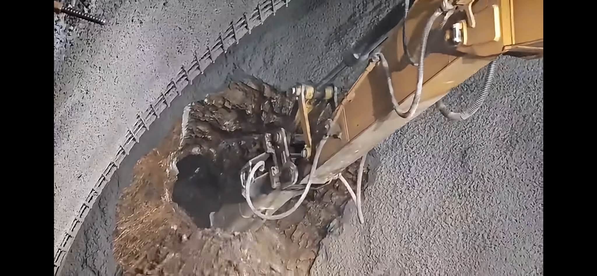 Momentul străpungerii primei galerii a tunelului Boița 1 din Autostrada Sibiu - Pitești