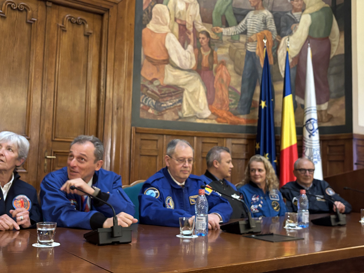 „De acu', stau cu ochii în tavan și mă belesc toată viața”. Reportaj de la ceremonia „45 de ani de la zborul lui Dumitru Prunariu în spațiul cosmic”