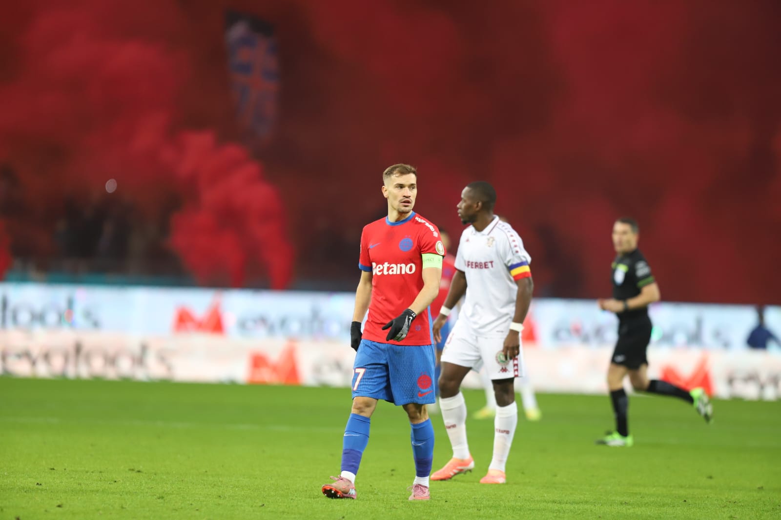 Superliga: FCSB-Rapid 2-1, după un derby superb și o fază controversată în final
