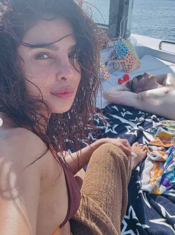Imagini cu Priyanka Chopra în costum de baie la 42 de ani. Se bucură de vacanța de lux cu soțul în sudul Franței