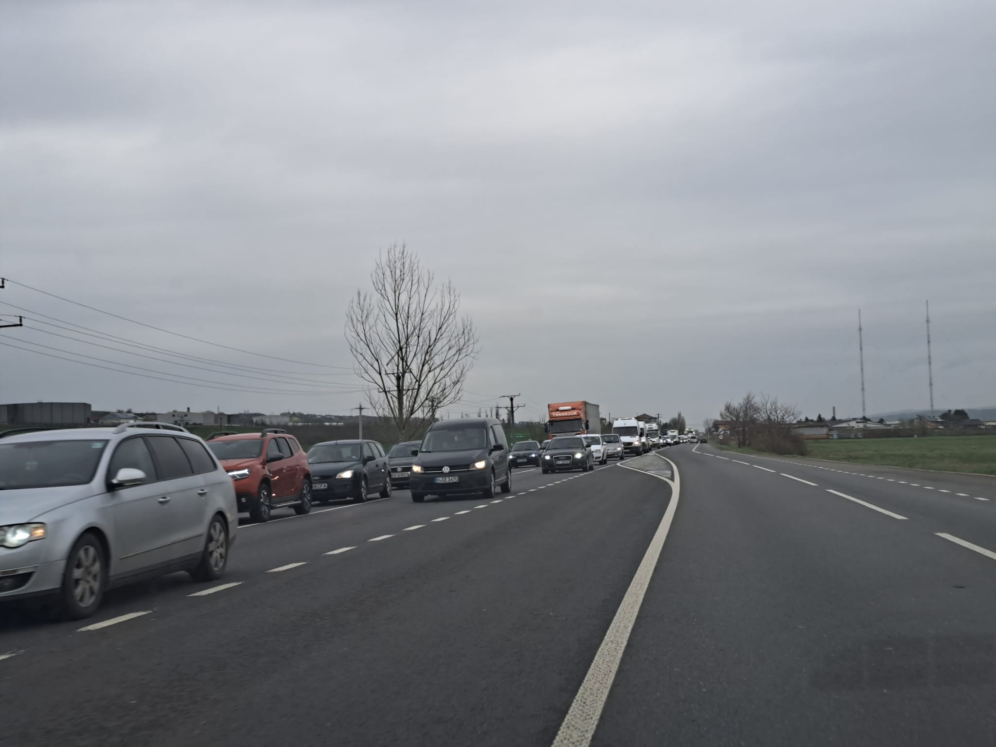 Zeci de oameni traversează cu lumânări aprinse pe trecerea de pietoni pe care un băiețel de 3 ani a fost strivit de un TIR, la Lețcani, în Iași | VIDEO