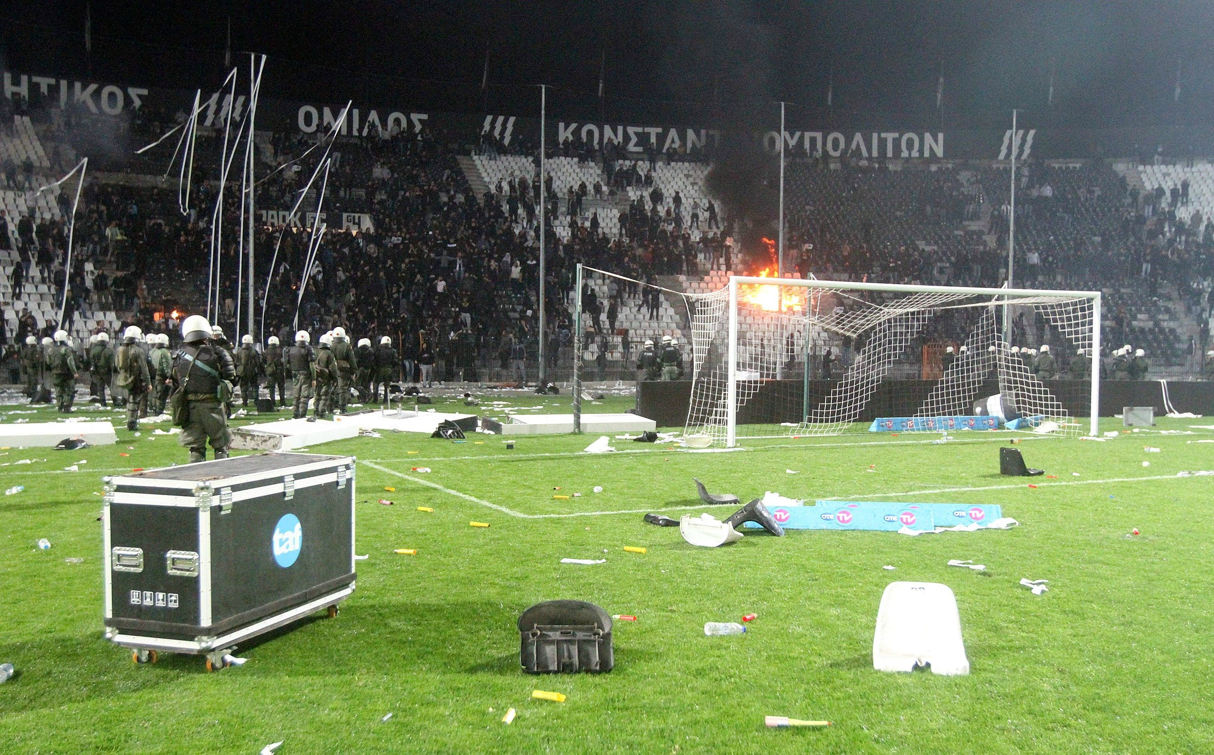Război în Grecia: meciul PAOK - Olympiacos a fost abandonat. ^Fanii au intrat pe teren! Antrenorul oaspeților a fost lovit / VIDEO