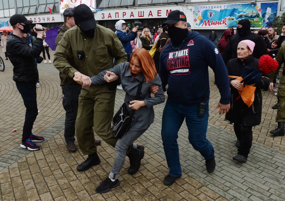 Protestatare vs mascații lui Lukașenko. Imaginile din Minsk care au făcut înconjurul lumii