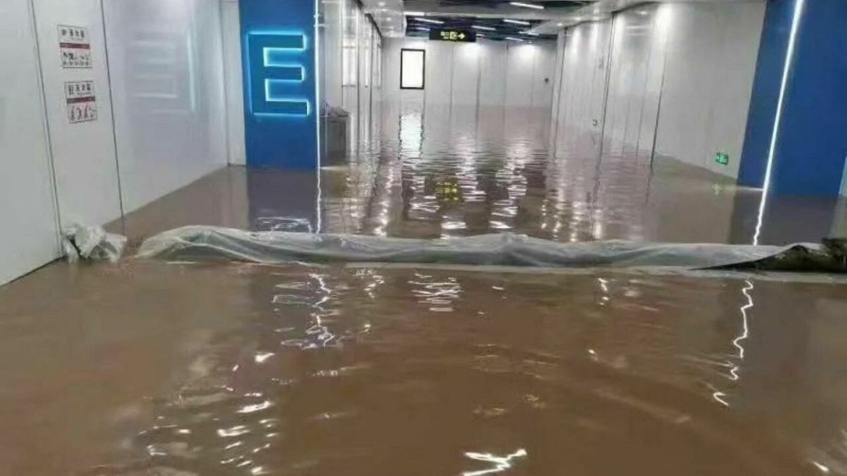 12 oameni au murit înecați într-un metrou inundat din China. Provincia Henan e sub apă, după 3 zile de ploi torențiale