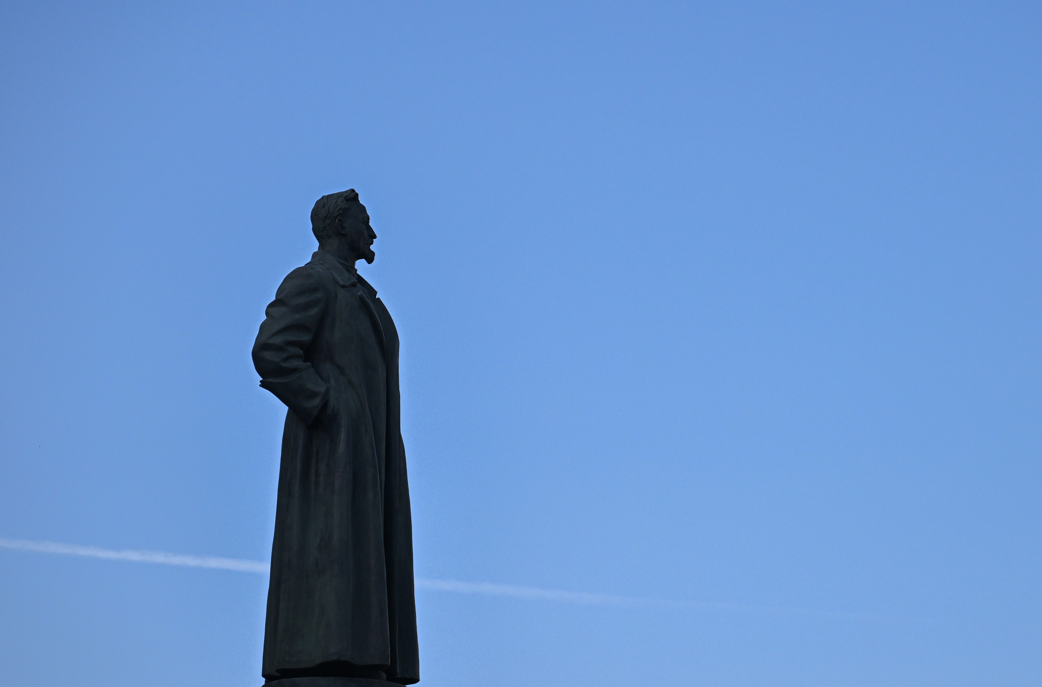 „Felix Dzerjinski s-a întors”. Fondatorul poliţiei politice sovietice CEKA, precursoarea KGB, are din nou statuie în centrul Moscovei | FOTO