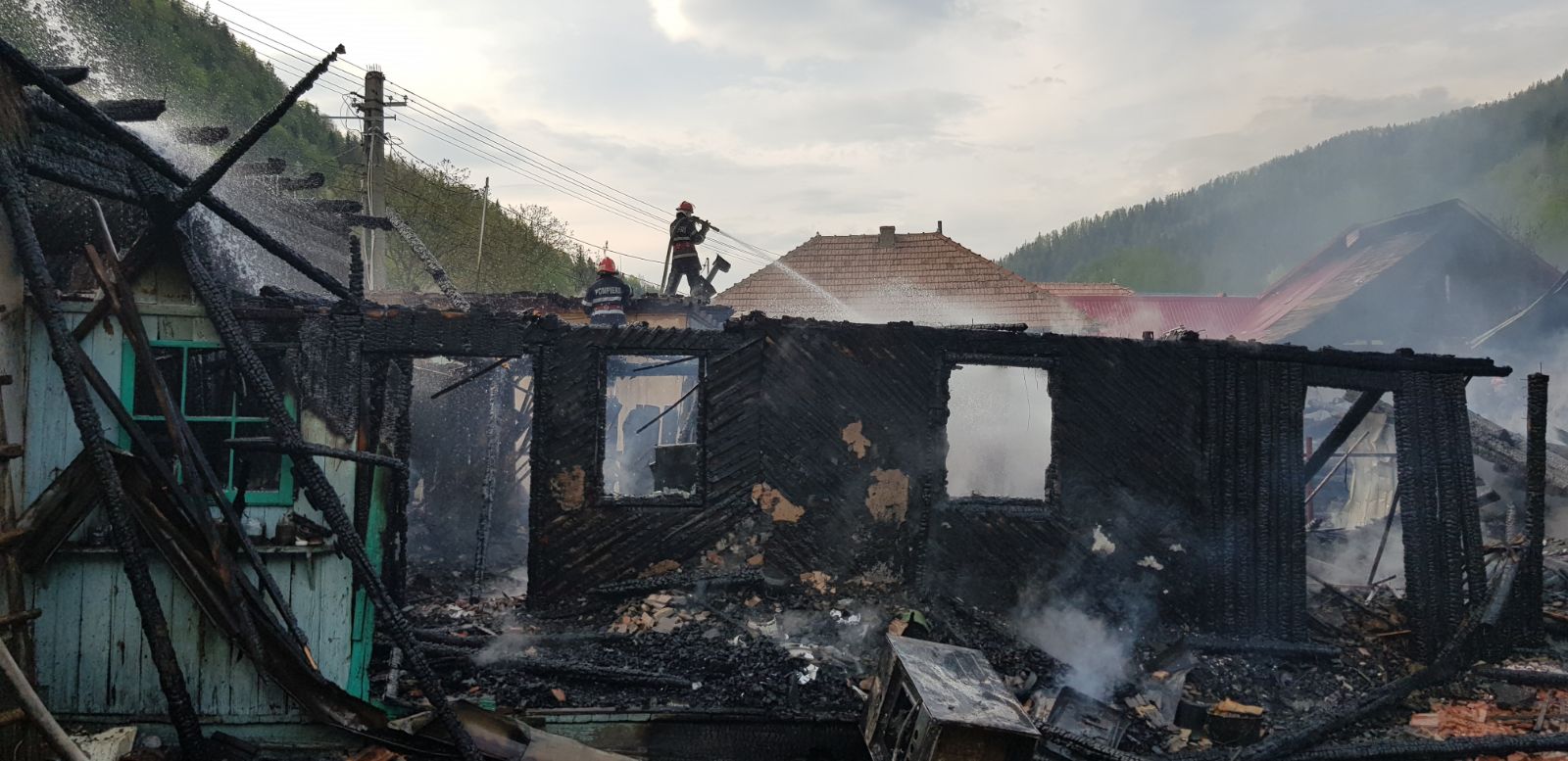 FOTO/Incendiu puternic în Bacău, patru case și două adăposturi de animale fiind cuprinse de flăcări. Focul, pus intenționat