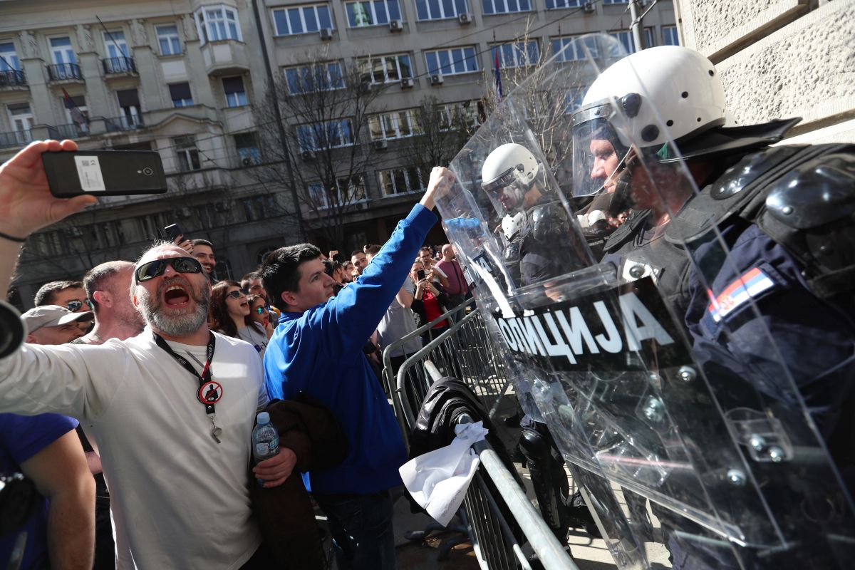 FOTO | Proteste de amploare în Serbia. Manifestanții au încercat să pătrundă în reședința președintelui Aleksandar Vucic