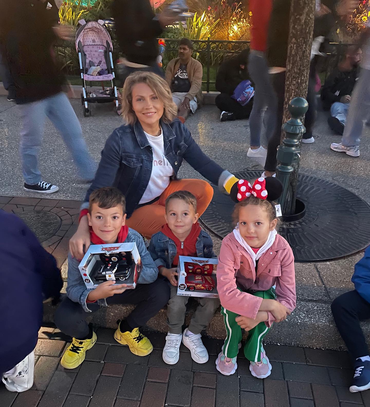 Cum a fost vacanța Mirelei Vaida cu copiii la Disneyland Paris: „Cozi interminabile, prețuri exagerate”. Cu cine s-a întâlnit la întoarcere