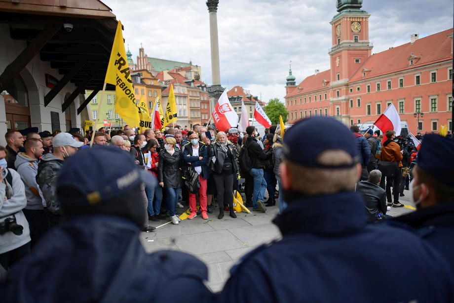 Val de proteste în Europa. Manifestanţii din Germania, Polonia, Elveţia şi Marea Britanie protestează împotriva restricţiilor impuse