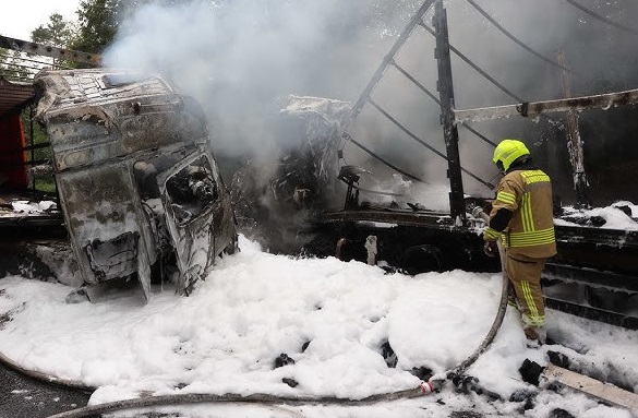 Doi șoferi au murit carbonizați în camioanele care s-au ciocnit frontal și au luat foc, pe o șosea din Germania. VIDEO