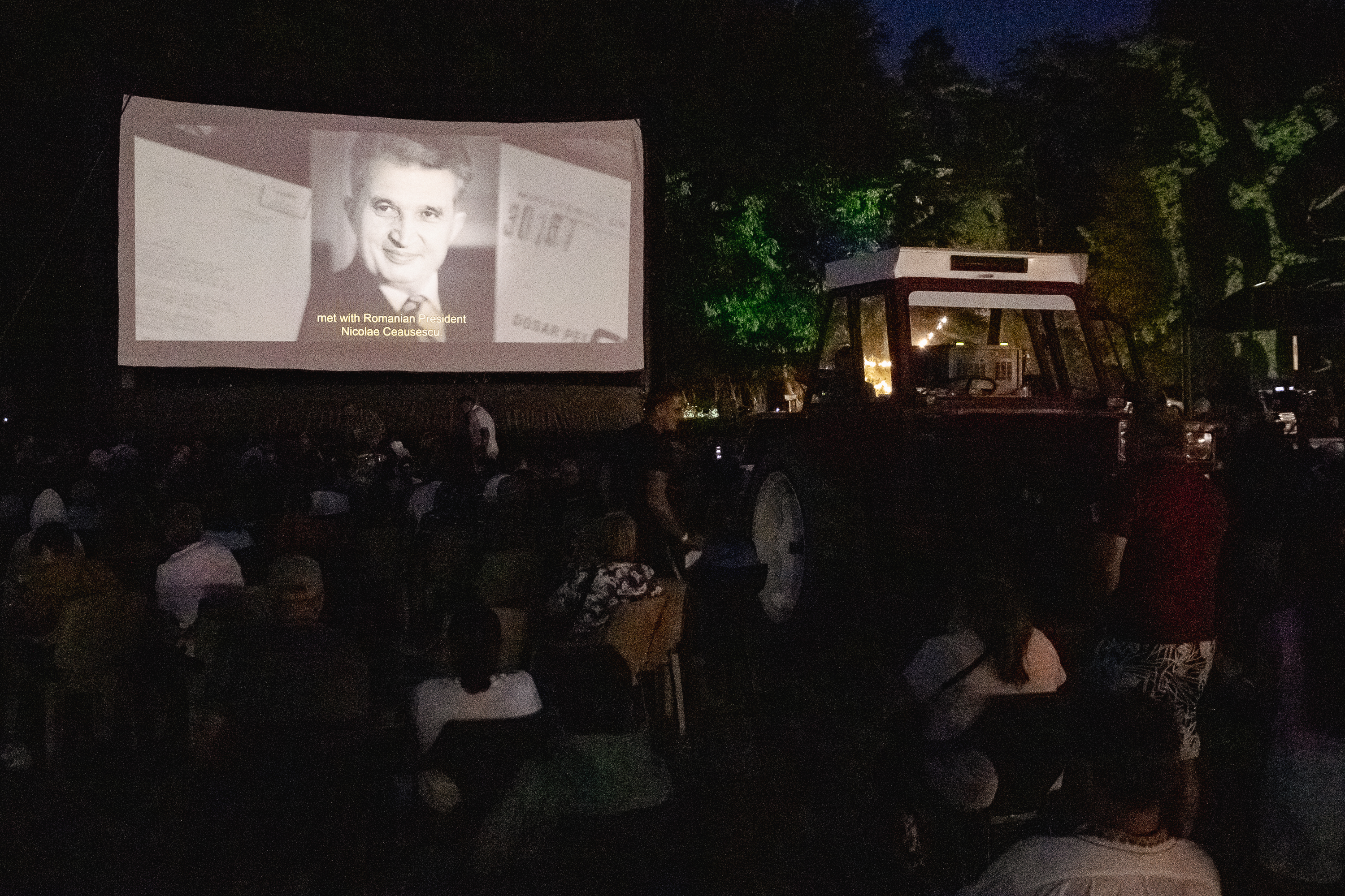 REPORTAJ Actorul Cuzin Toma a venit cu Taraful Caliu să aducă Film în Sat, la Peștișani, Gorj: „Să știe oamenii care m-au văzut crescând că joc și roluri serioase!”