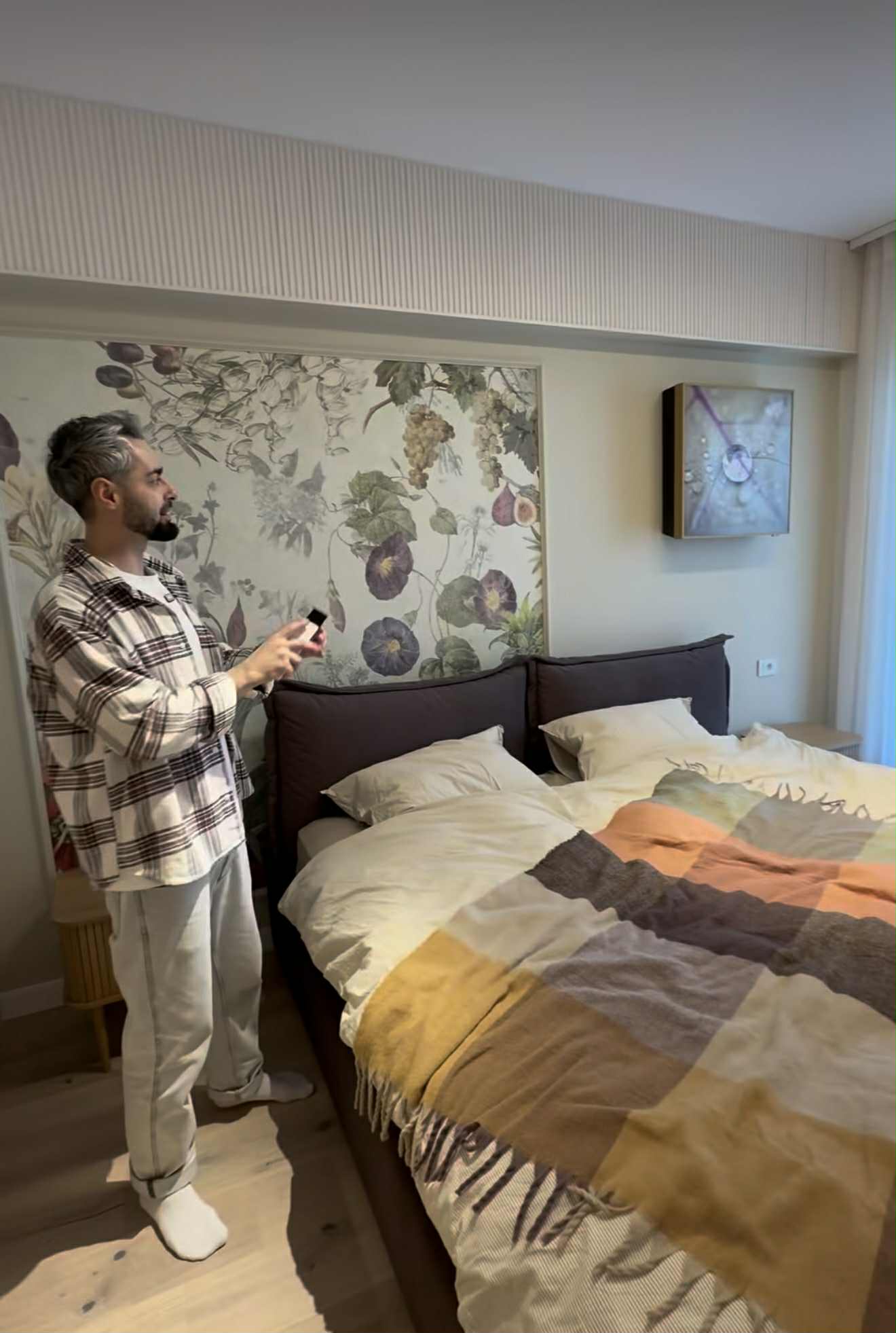 Imagini din apartamentul de lux în care locuiește Radu Bucălae cu soția. Mobila e făcută la comandă, la sfatul designerilor de interior