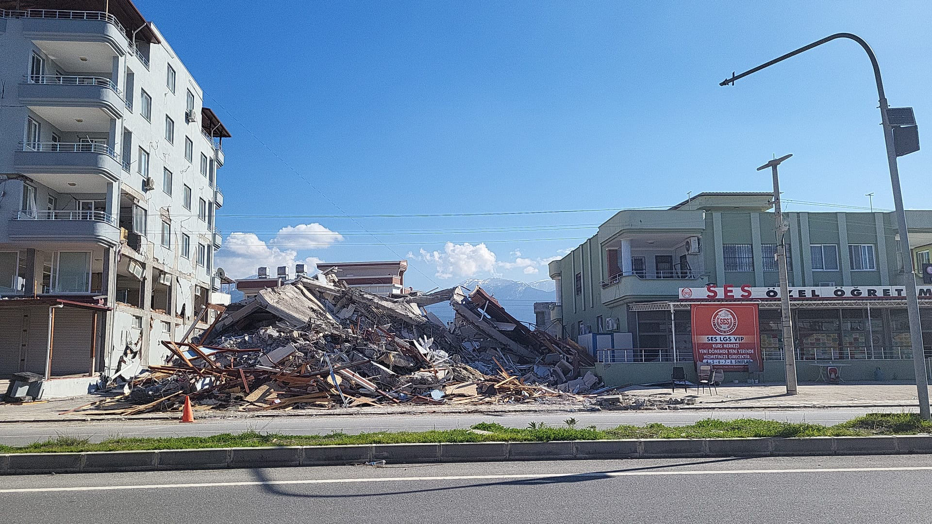 CORESPONDENȚĂ DIN TURCIA. Imaginile unei țări copleșite. Pompierii sting încă incendiul izbucnit acum 4 zile în portul Iskenderun
