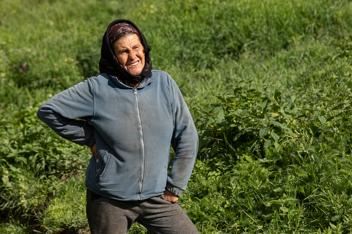 Povestea Lenuței, păstoriţa cu 9 copii, din Rășinari: “Ca să-i pot creşte, m-am angajat un fel de slugă, să păzesc caprele oamenilor din sat”