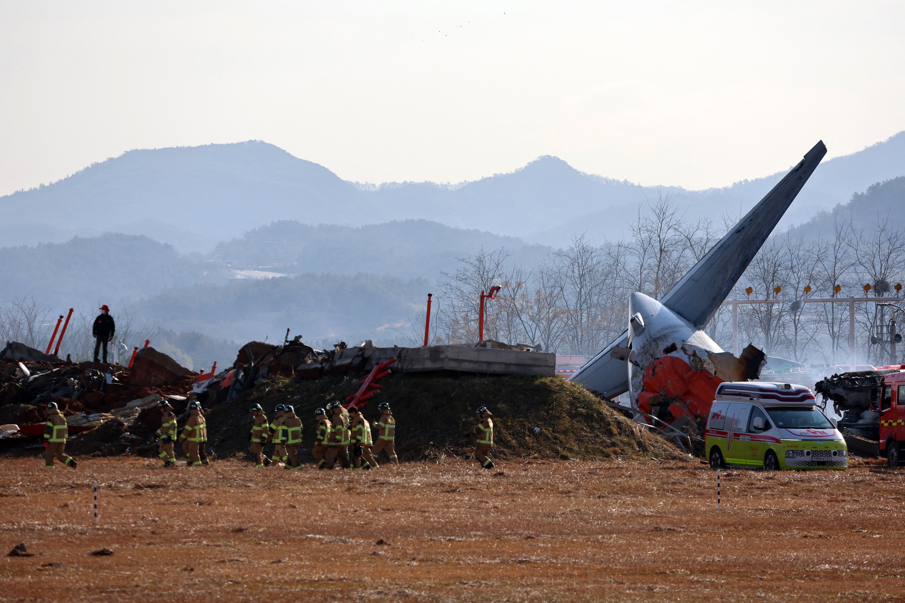 Un avion de pasageri s-a prăbușit în Coreea de Sud și s-a lovit de un zid. O explozie la unul dintre motoare, surprinsă de un martor