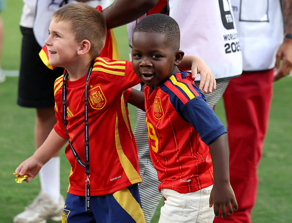 Ce a încercat fratele mai mic al lui Lamine Yamal să-i facă trofeului de la Campionatul Mondial de fotbal din 2026