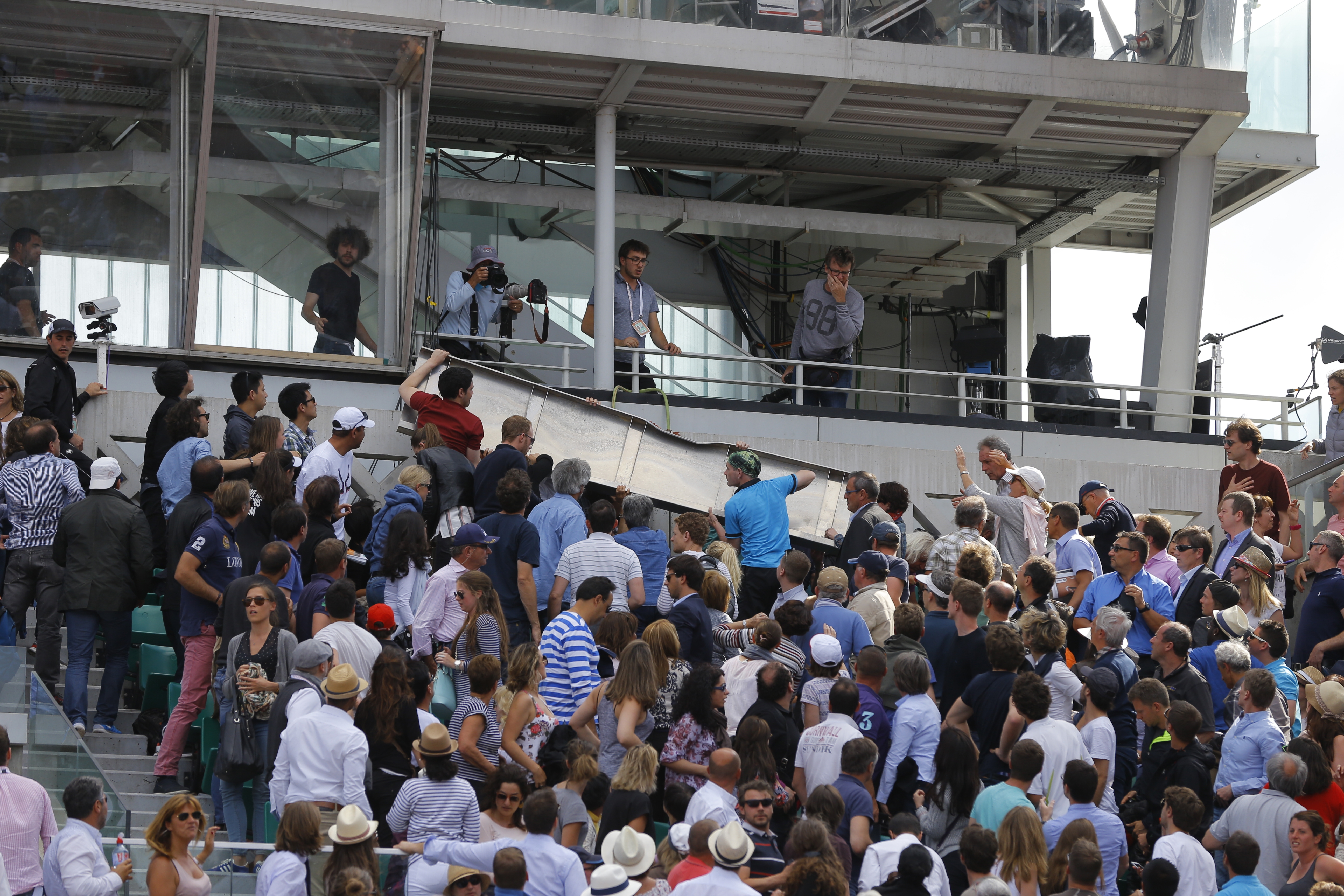 Incident la Roland Garros. Un panou metalic a căzut peste spectatori / FOTO&VIDEO