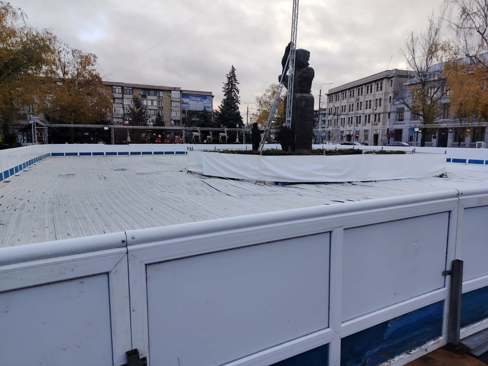 Patinoarul cu obstacole de la Ploiești, cu statuia lui Nichita Stănescu și cu tufișuri în mijloc: „Arbitrează marele poet”