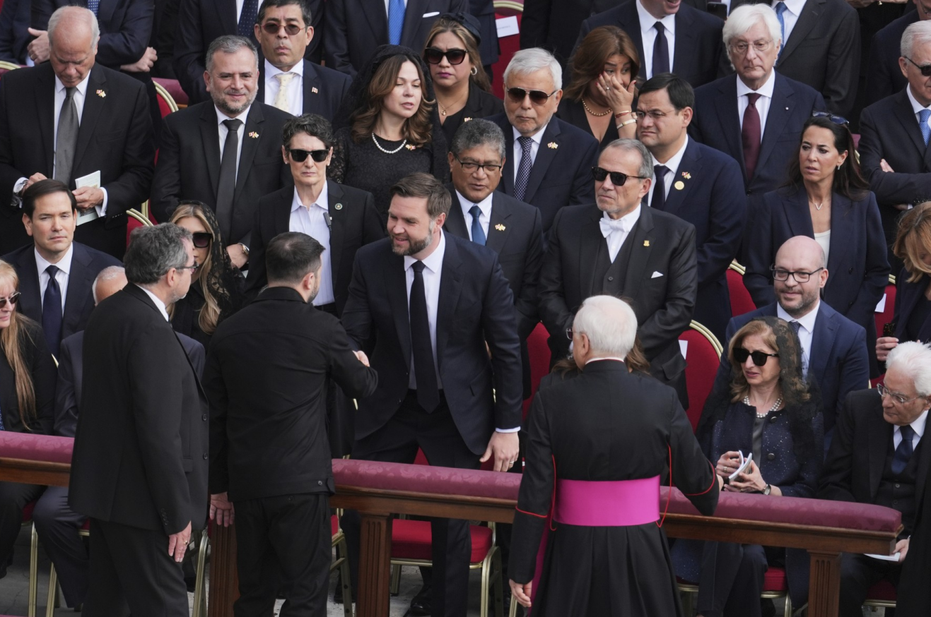 Gestul făcut de J.D. Vance și Volodimir Zelenski la prima întâlnire după cearta pe care au avut-o în Biroul Oval