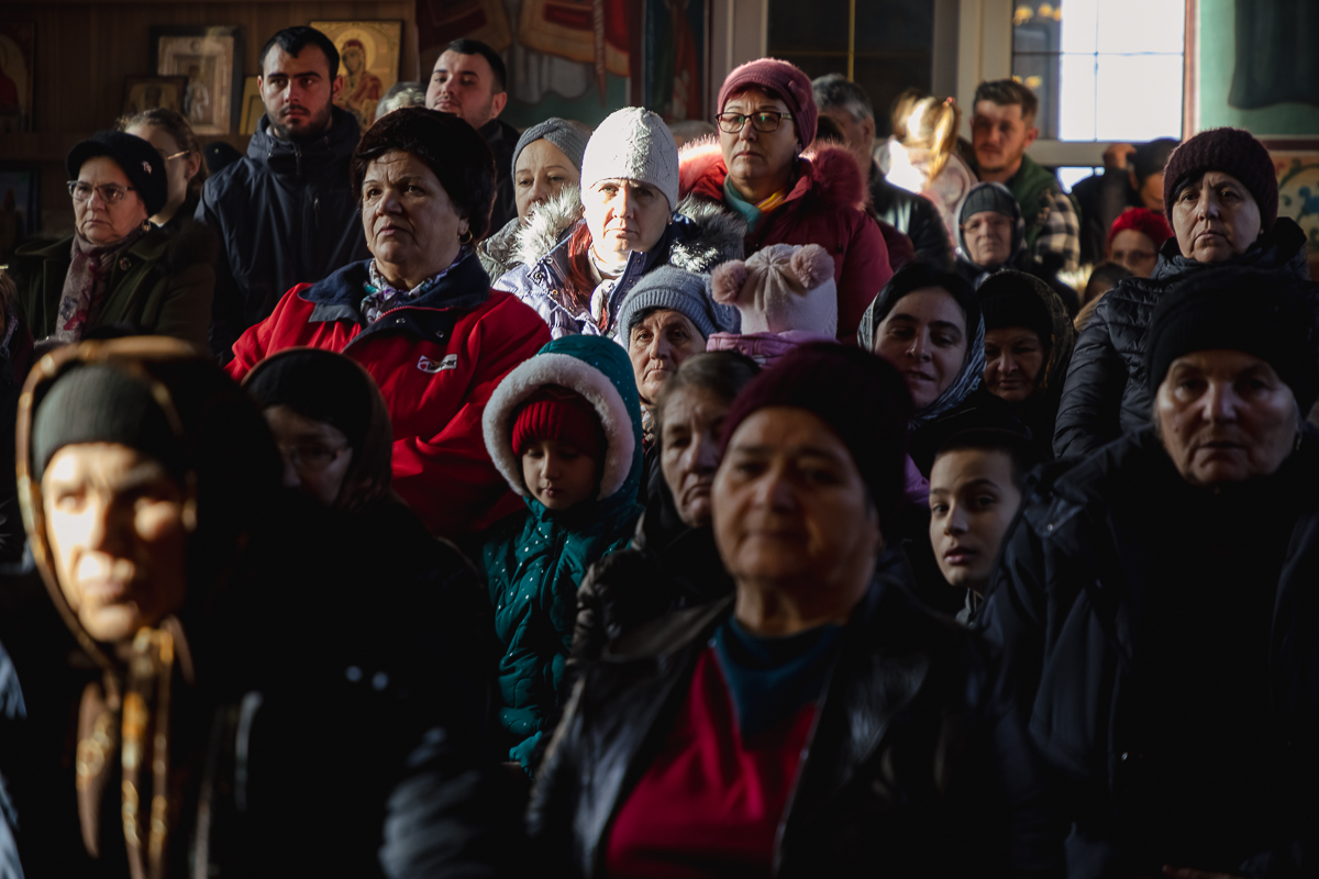 REPORTAJ Boboteaza pe malul Dunării, în comuna Ostrov: procesiune la debarcader, concurs de prins crucea și curse de cai