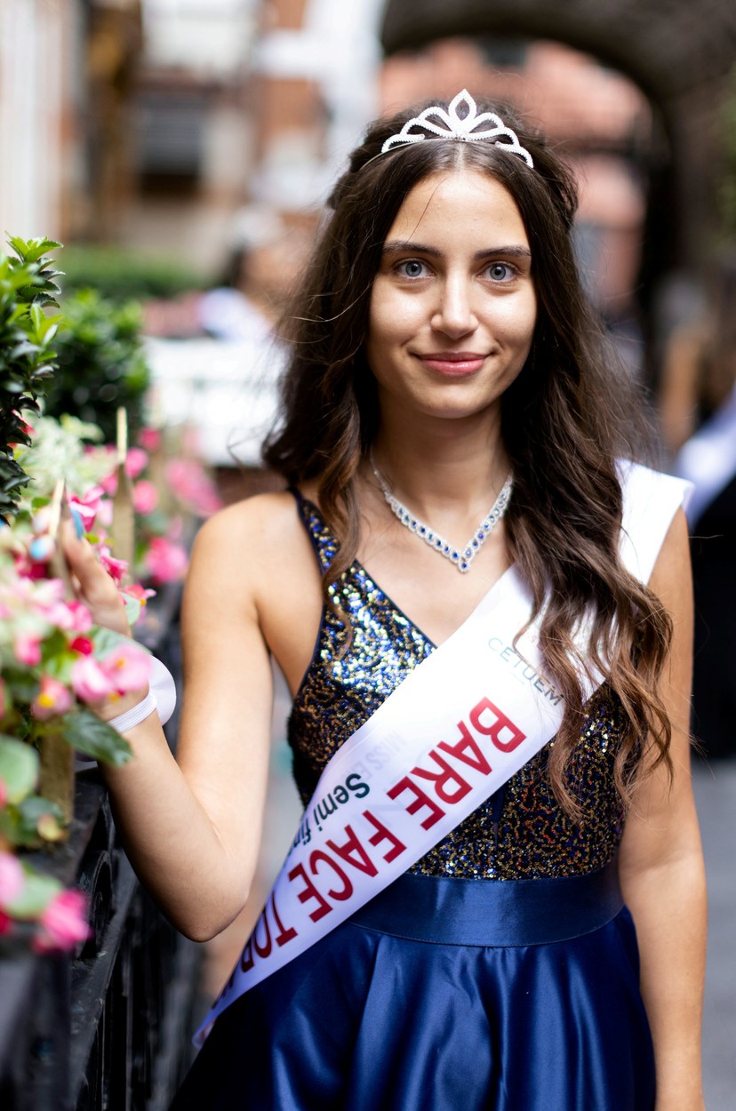 Niciodată în istoria de 100 de ani a Miss Anglia nu s-a mai întâmplat așa ceva: o tânără de 20 de ani concurează fără machiaj. „Defectele noastre ne fac să fim cine suntem” - FOTO