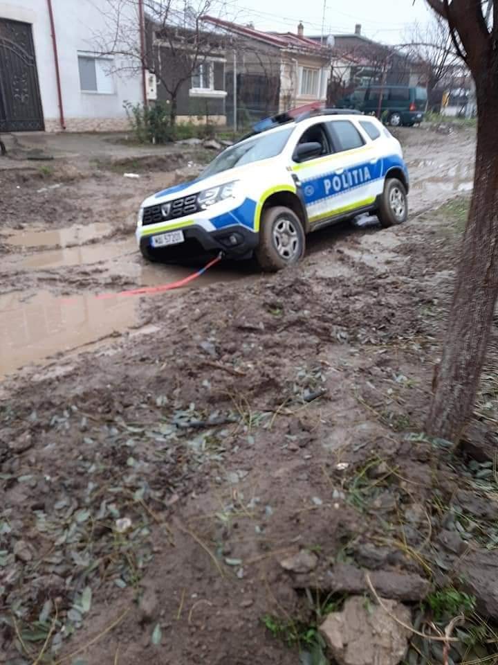 O mașină de poliție din Brăila s-a împotmolit în noroi. Agenții au fost ajutați de localnici