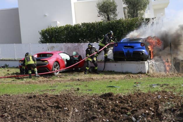 Două Ferrari care se întreceau pe un drum de țară din Italia au ratat o curbă și au zburat în gardul unei vile, apoi unul a luat foc | VIDEO