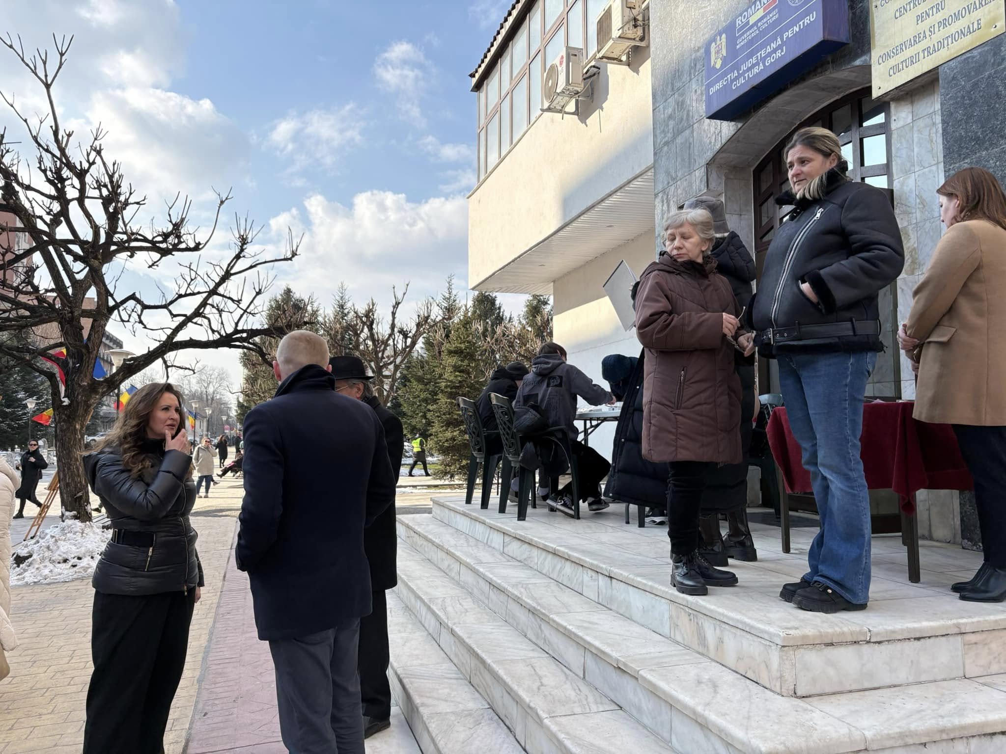 Elevi din Târgu Jiu, scoși în ger și puși să aștepte ore întregi pentru vizita ministrului culturii, Natalia Intotero. „Avem acorduri scrise de la părinți”