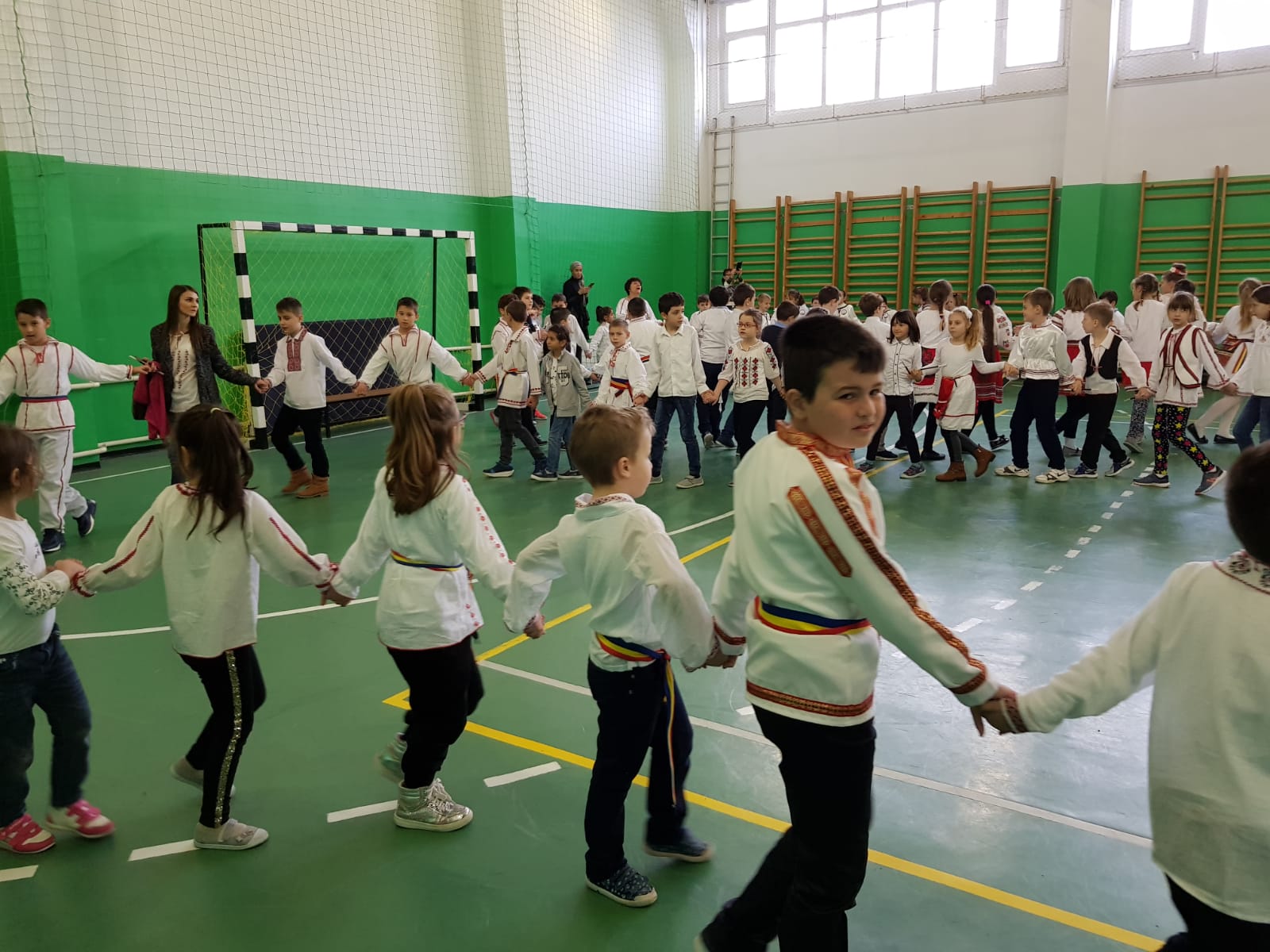 GALERIE FOTO/ Zeci de mii de elevi și cadre didactice din județul Vaslui au îmbrăcat costumele naționale. Mobilizarea a fost fără precedent în istoria județului