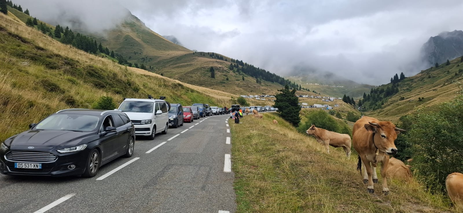 Românii care au dus tricolorul pe cățărările mitice din Turul Franței: „Ca să prindem un loc bun pe Tourmalet, ne-am sculat la 3.30”