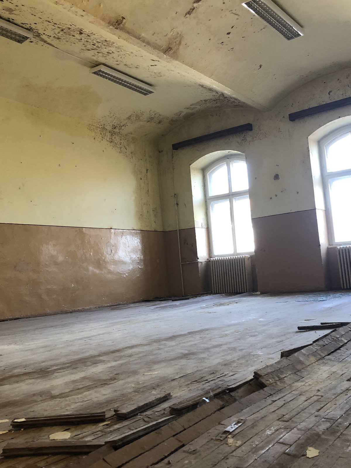 Peste 500 de elevi învață într-o școală fără acoperiș, în Timișoara. Clădirea distrusă de o furtună, în septembrie 2017, nu a fost reparată nici până acum!