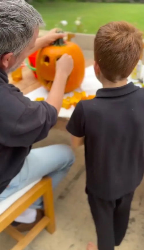 Noi imagini cu Archie și Lilibet, copiii prințului Harry și ai lui Meghan Markle. Cum au apărut la o fermă, unde au pregătit dovleci de Halloween