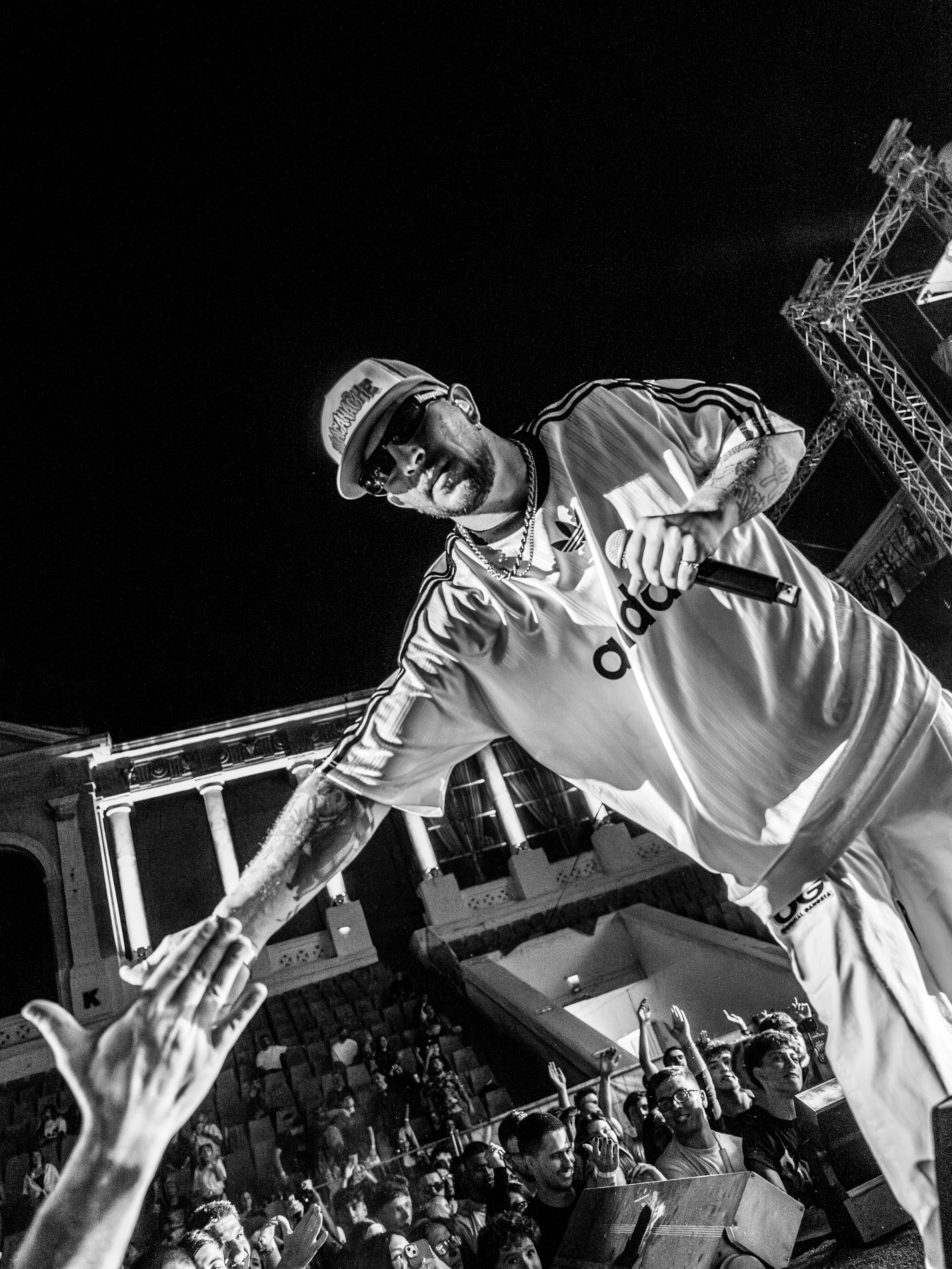 Macanache, 10 ani de carieră: Concert aniversar, rap cu instrumentiști și o expoziție dedicată tatălui său