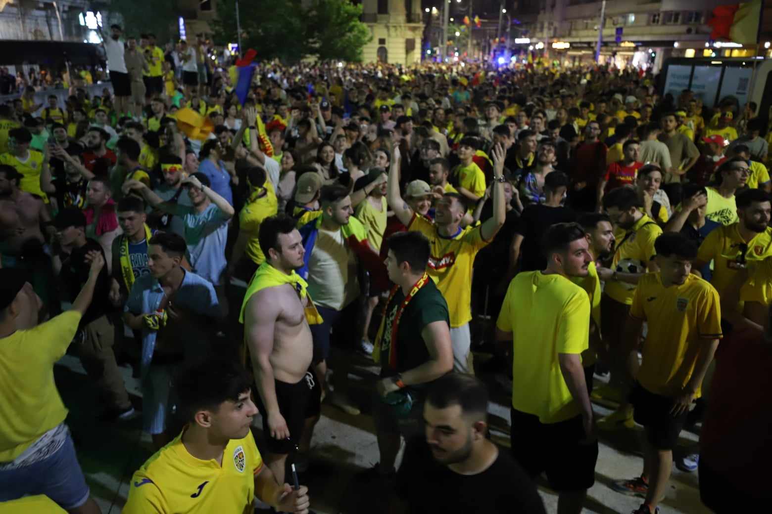 Sărbătoare și la București! Atmosferă incendiară în Piața Universității după ce tricolorii s-au calificat în optimi la Euro 2024
