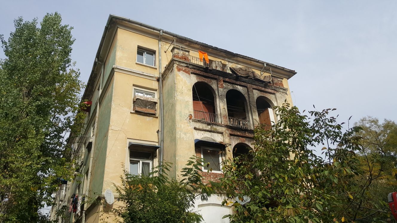 FOTO | 28 de persoane evacuate dintr-un cămin de nefamilişti din Craiova, în urma unui incendiu