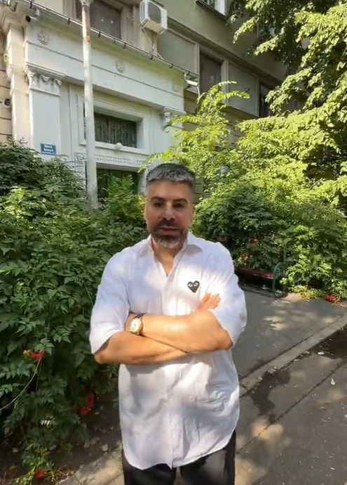 Imagini din apartamentul în care locuiește Maurice Munteanu. În sufragerie are o canapea vintage care costă 8.000 de euro
